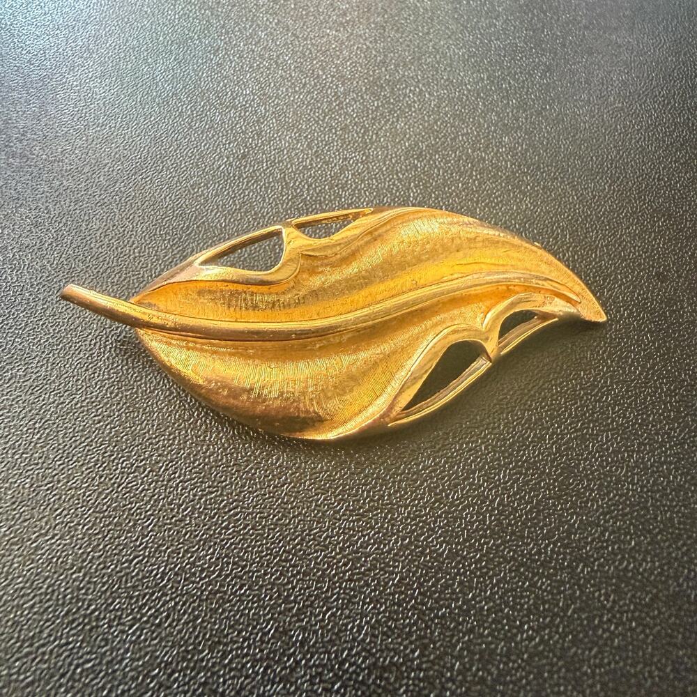 Vintage Gold Tone Leaf Brooch Large Openwork Brushed Textured Statement Pin